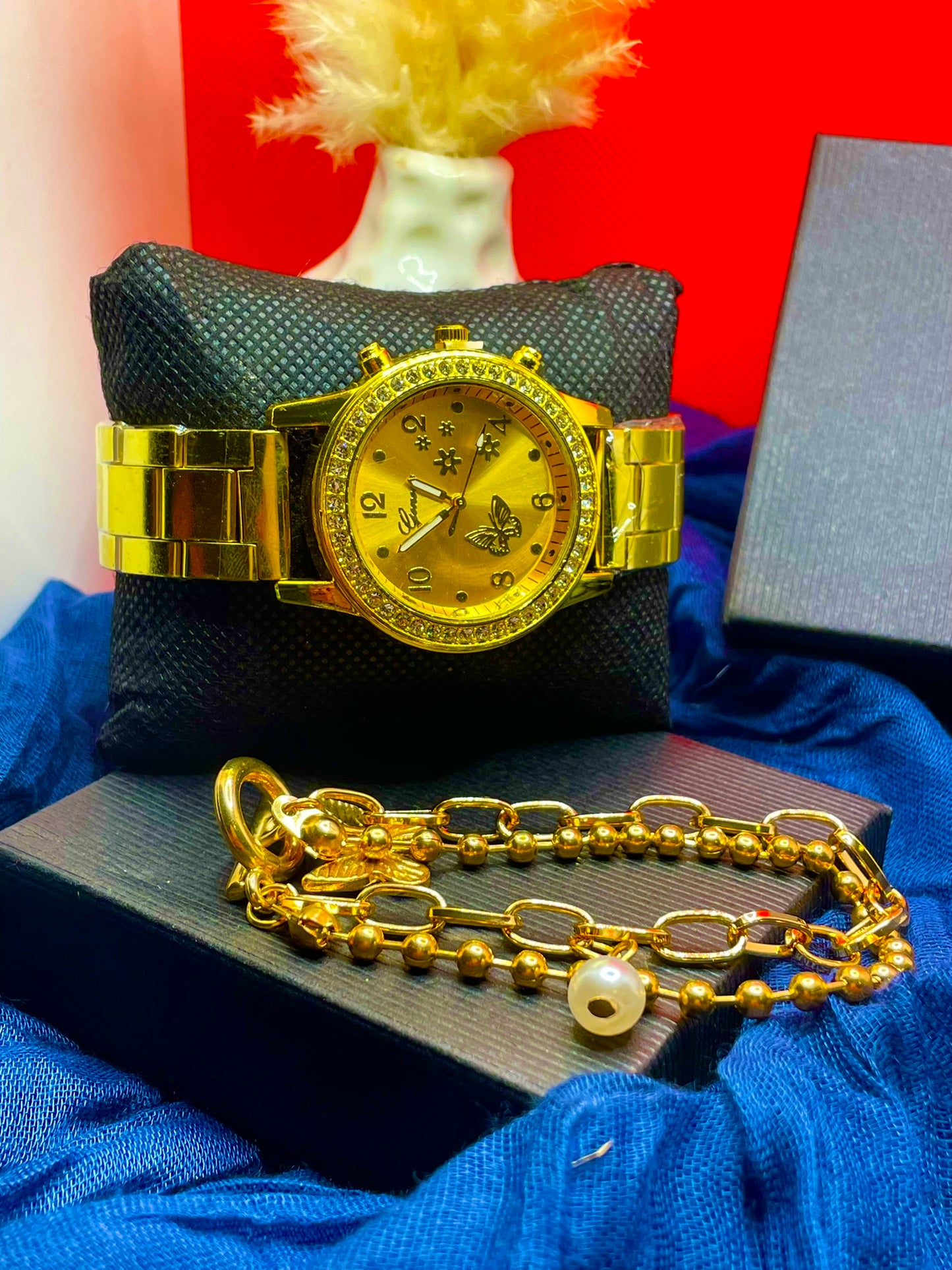 Goldfarbene Armbanduhr & Perlen-Armband