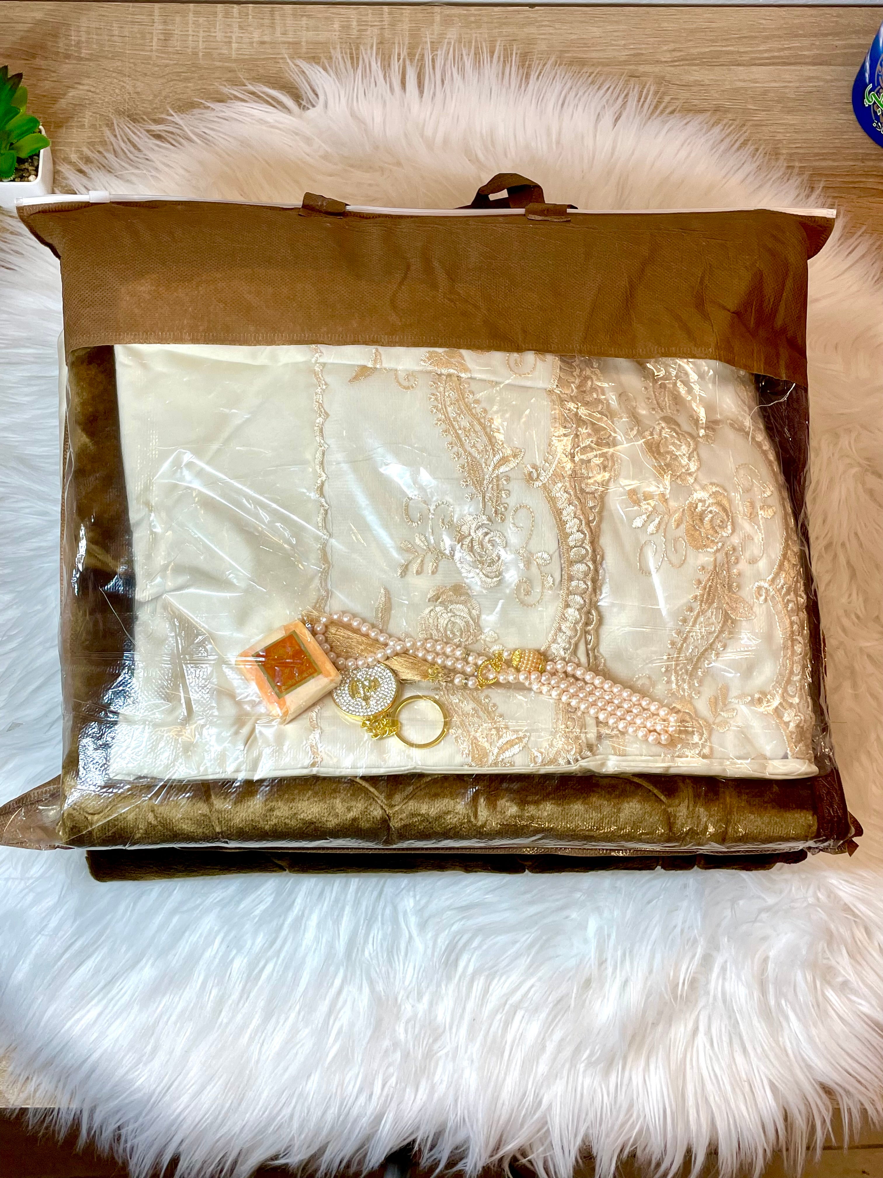 Muslimah-Set🧕🏼: Personalisierter Gebetsteppich + Gebetskleidung & weitere Geschenk